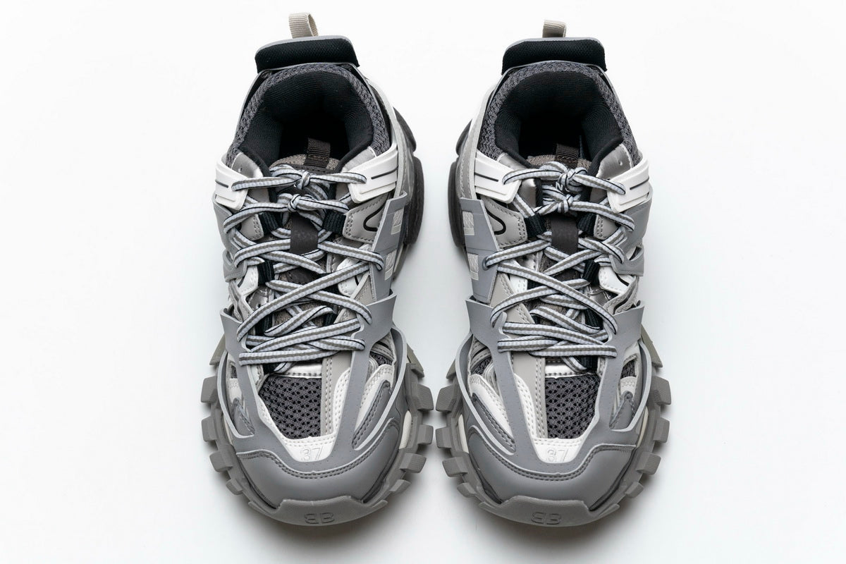 https://images.mrshopplus.com/469800128058134/DTB_proProduct/2024-11-16/balenciaga_track_grey_white_555032_w1gb7_1214__led__1B62A6ED6BC16.jpeg