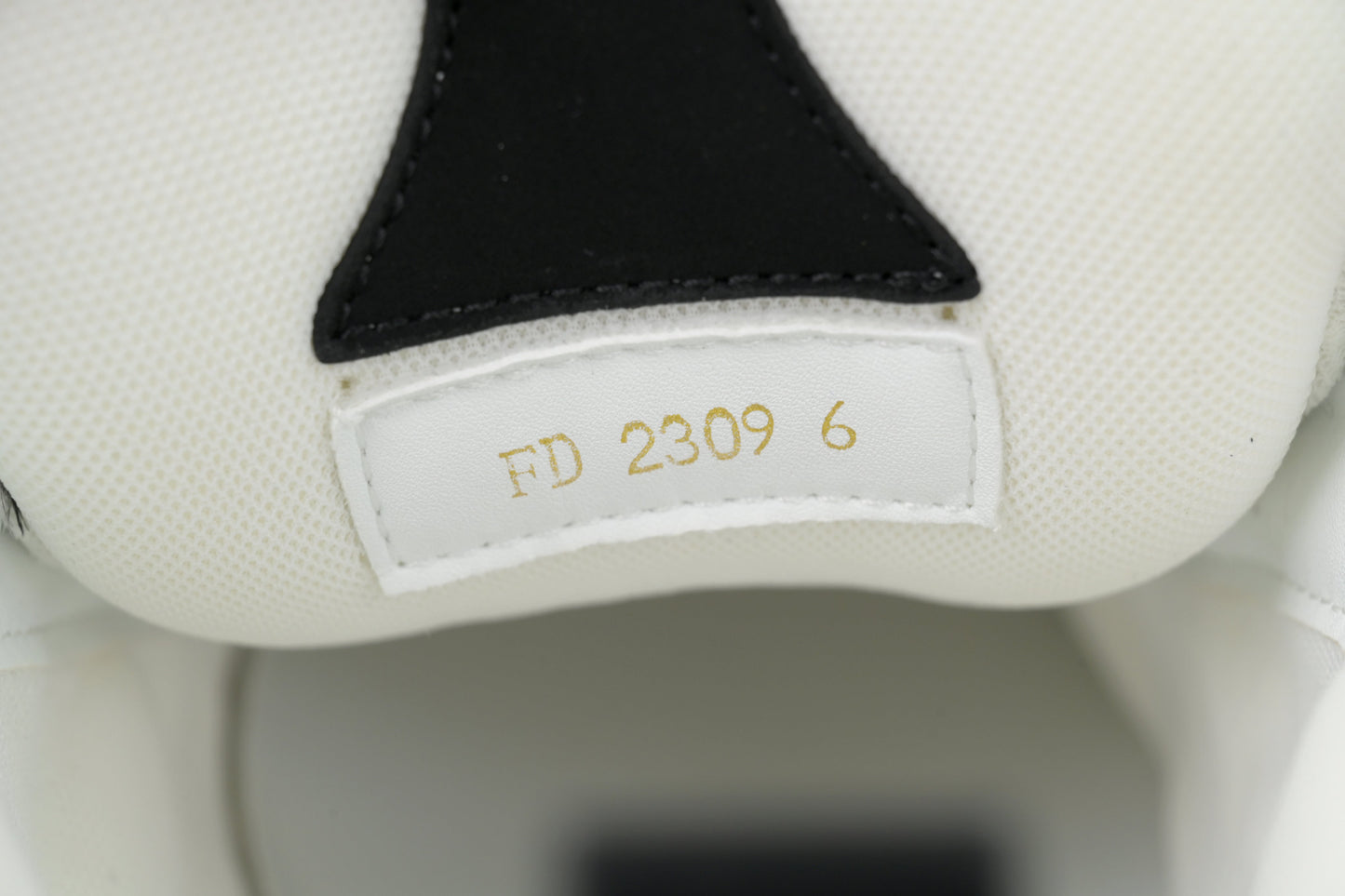 https://images.mrshopplus.com/469800128058134/DTB_proProduct/2025-10-28/pk_god_batch_louis_vuitton_black_and_white_1D1FC8479C716.jpg