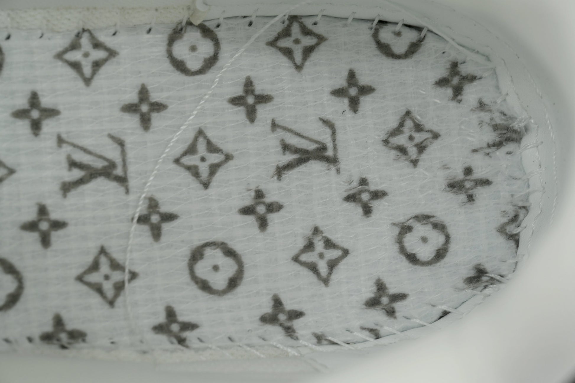 https://images.mrshopplus.com/469800128058134/DTB_proProduct/2025-10-28/pk_god_batch_louis_vuitton_black_and_white_1D1FC85D9A913.jpg